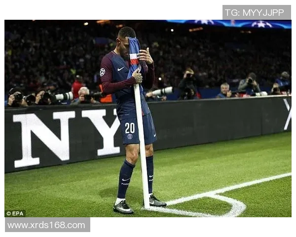 离大谱！U22国脚拔掉角旗杆吃黄牌，又静静将旗杆插了回去